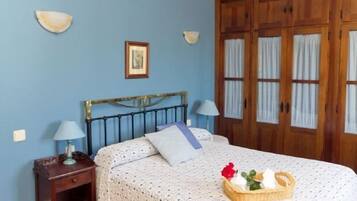 5 dormitoris, planxa i posts de planxar i un bressol de viatge