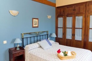 5 chambres, fer et planche à repasser, lit parapluie, Wi-Fi gratuit