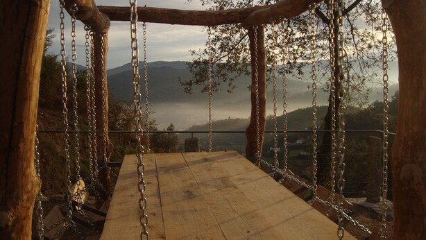 A wooden swing set with chains, overlooking a mountainous landscape. - Quinta da Vinagra, sunny and modest space for up to 6 people (arcos de valdevez)