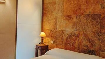 7 Schlafzimmer, Schreibtisch, Bügeleisen/Bügelbrett, Reisekinderbett