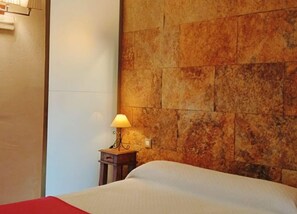 7 Schlafzimmer, Schreibtisch, Bügeleisen/Bügelbrett, Reisekinderbett
