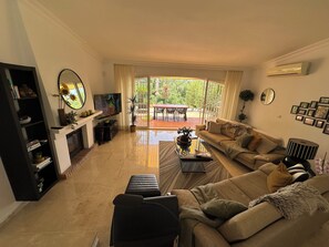 Smart TV, fireplace, DVD player, books - DISCOUNTED SEPTEMBER AVAILIBILITY In our fabulous detached family friendly villa (Mijas Costa, Malaga.)