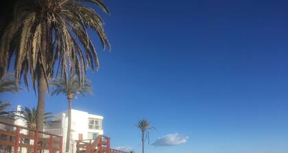 Kaunis yksityinen, ylellinen, etelään omakotitalo loistavalla paikalla!