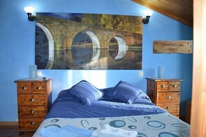 6 habitaciones, escritorio y tabla de planchar con plancha