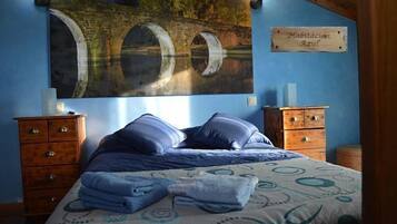 6 bedrooms, desk, iron/ironing board, travel crib