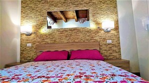3 habitaciones, escritorio y tabla de planchar con plancha 