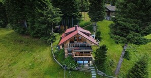 Exterior - "Almhütte Enzian" with mountain view - sun terrace (Greifenburg)