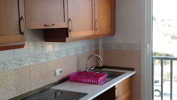 Frigorífico, microondas, horno y placa de cocina