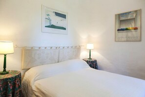 4 bedrooms, desk, soundproofing, iron/ironing board
