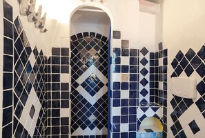 Bañera con ducha, secador de pelo, bidet, toallas