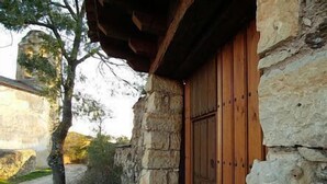 Un bâtiment en pierre avec une porte en bois et un mur en pierre.