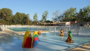 Piscina com toboáguas e área cercada.