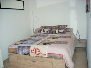 2 chambres, fer et planche à repasser, lit de bébé portatif