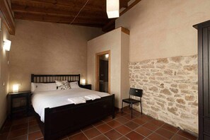 4 habitaciones, tabla de planchar con plancha, cuna de viaje y wifi 