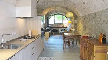 Een koelkast, een magnetron, een oven, een vaatwasser