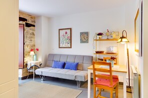 Smart-TV, Kamin, DVD-Player, Bücher