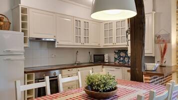 Een koelkast, een magnetron, een oven, een kookplaat