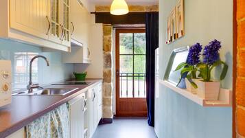 Een koelkast, een magnetron, een oven, een kookplaat