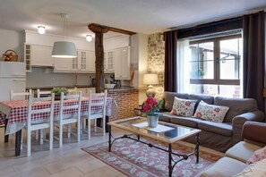 Smart TV, fireplace, DVD player, books