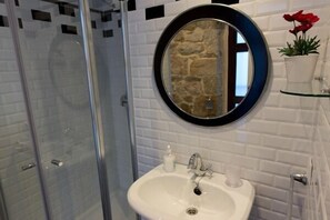 Douche, sèche-cheveux, serviettes fournies, savon
