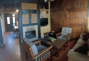 Télévision, cheminée, baby-foot, chaîne hi-fi