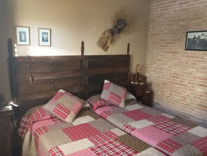 2 bedrooms, iron/ironing board, travel cot, free WiFi