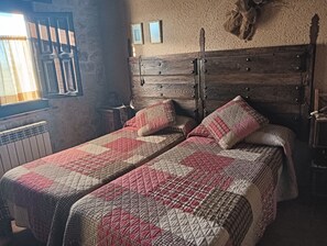 2 dormitoris, planxa i posts de planxar i un bressol de viatge 
