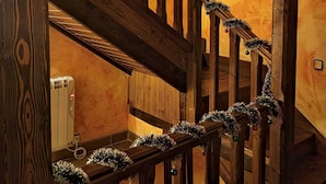 Una scala in legno con ringhiera decorata con festoni e addobbi.