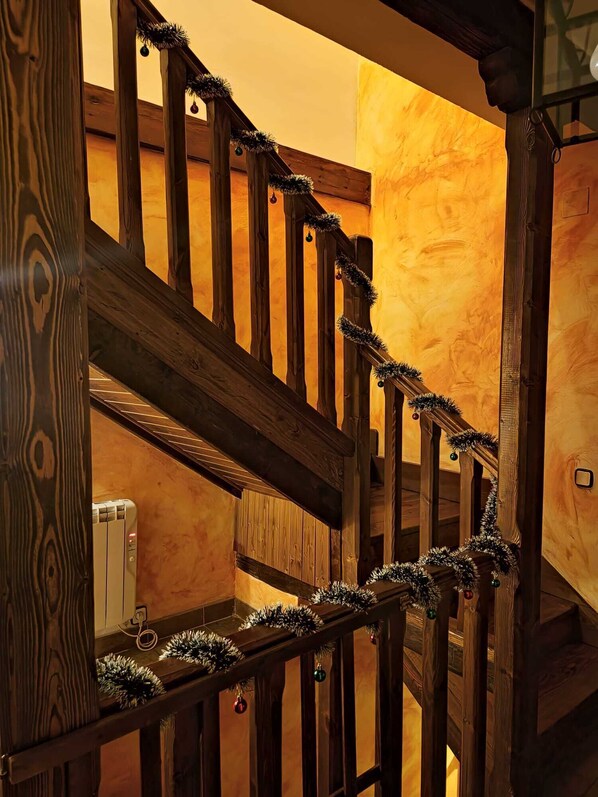 Una escalera de madera con barandilla adornada con guirnaldas y adornos.