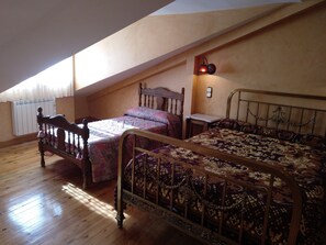 3 bedrooms, iron/ironing board, travel cot, free WiFi - Rural House La Vid for 7 people (Cadalso de los Vidrios)