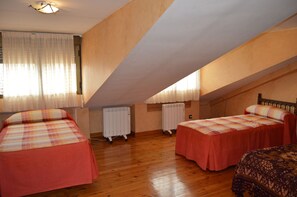 3 bedrooms, iron/ironing board, free WiFi, bed sheets