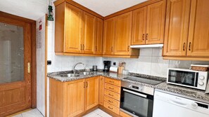 Frigorífico, microondas, horno y placa de cocina