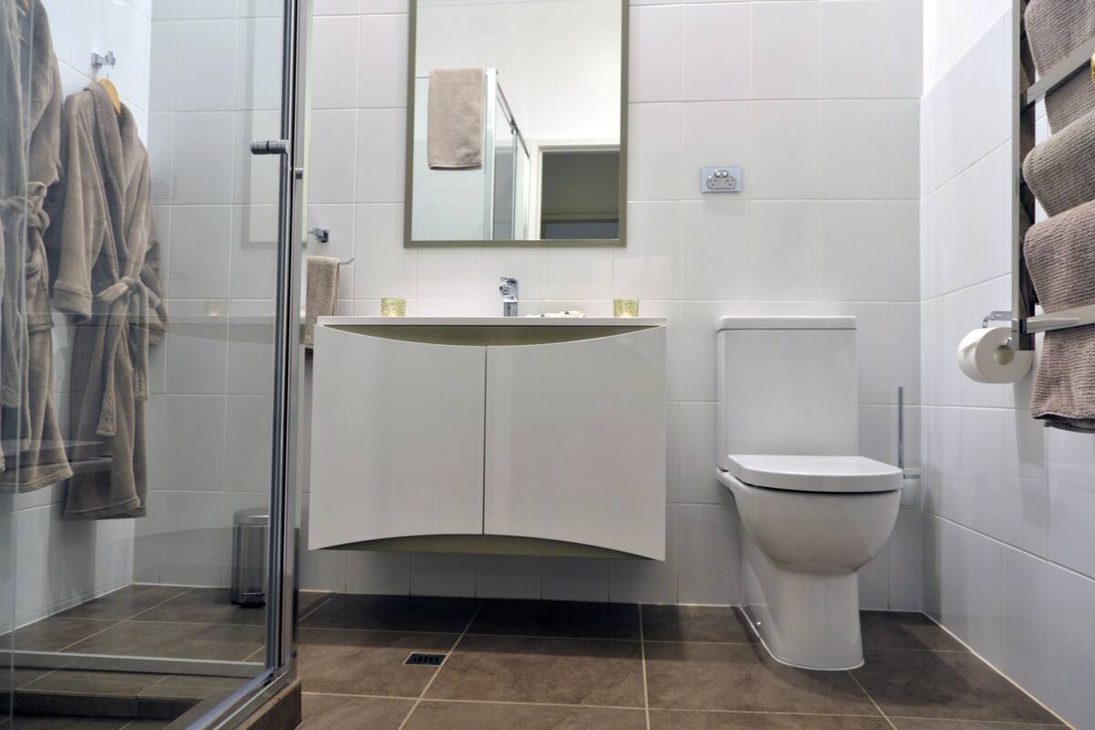 premier king | bathroom | free toiletries, hair dryer, bathrobes, towels