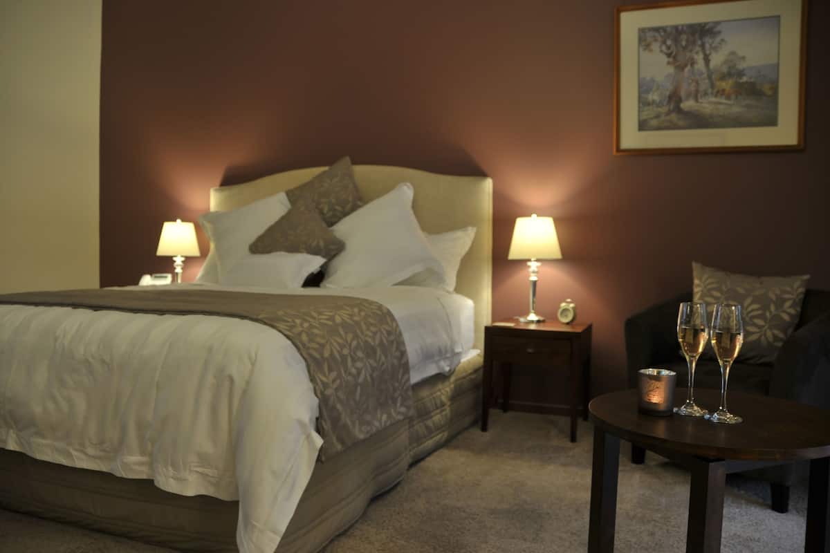 Kamar Premier, 1 Tempat Tidur King, pemandangan kebun | Minibar, brankas, kedap suara, dan setrika/meja setrika