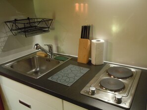 Réfrigérateur, micro-ondes, plaque de cuisson, cafetiÚre/bouilloire