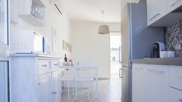 Een koelkast, een microgolfoven, een kookplaat, een vaatwasser