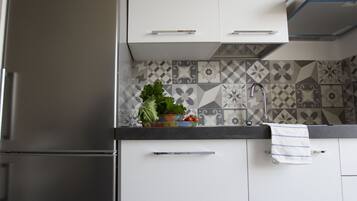 Een koelkast, een microgolfoven, een kookplaat, een vaatwasser