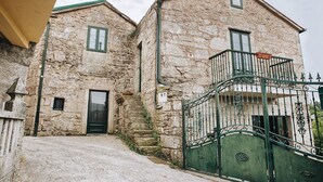 A stone building with a green door and a metal gate. - Casa da Labaceira (for 7 people) (Cerdedo)