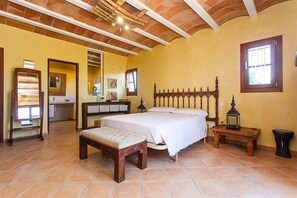 4 habitaciones, tabla de planchar con plancha, internet y ropa de cama 