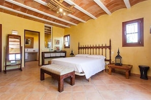 4 habitaciones, tabla de planchar con plancha, internet y ropa de cama