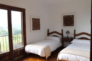 7 chambres, fer et planche à repasser, Wi-Fi, draps fournis