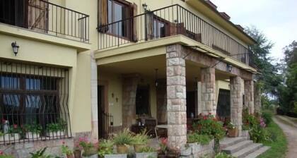 Mökki (täysi vuokra) 14 henkilöä. Minimiperilläoloaika 2 yötä.