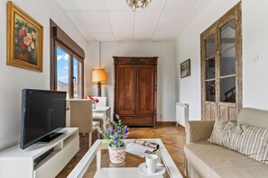 A living room with a television, sofa, and a cabinet. - Self catering La Casona de la Garaba for 14 people (Grado)