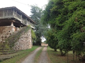 A rural road leading to a stone building with a balcony. - Self catering La Casona de la Garaba for 14 people (Grado)