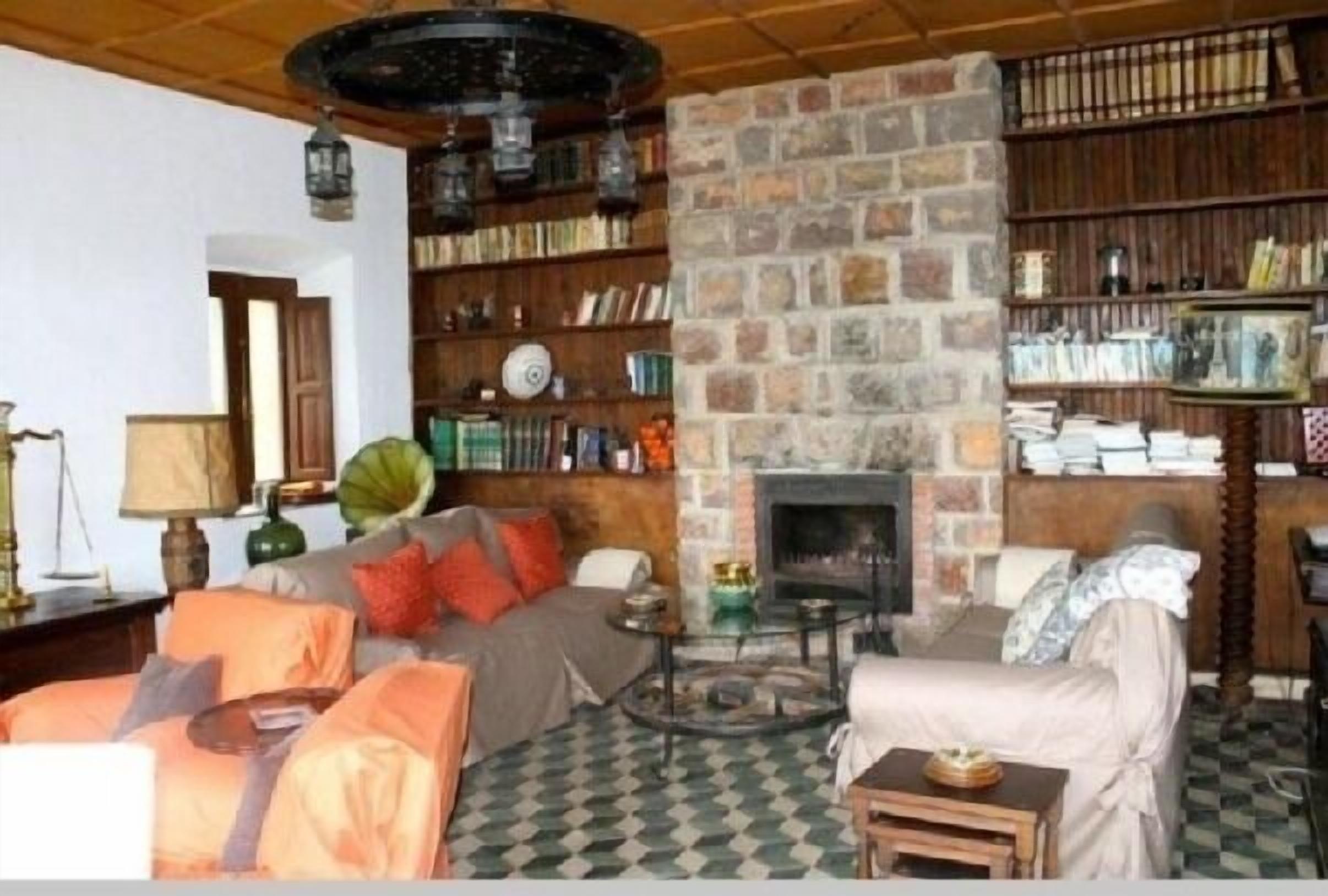 Televisión, chimenea, reproductor de DVD y oficina 