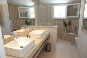 تجهيزات دش، مجففات شعر، مراحيض شطف، مناشف