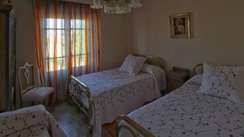 7 dormitoris, escriptori i planxa i posts de planxar