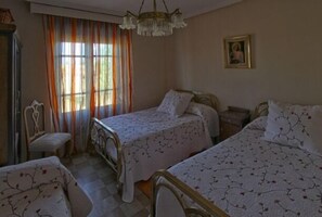 7 habitaciones, escritorio y tabla de planchar con plancha 