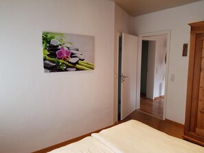 1 bedroom, travel cot, free WiFi, bed sheets - Apartment -Vogelflug- in the house at the pond pet friendly and cozy (Fehmarn)