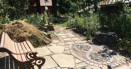 Kleine Villa im wilden Garten